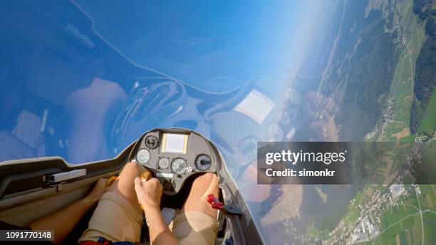 homem voador avião planador - glider - fotografias e filmes do acervo