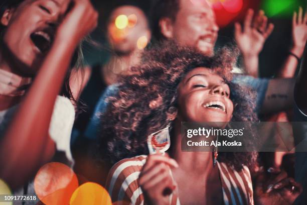 ik hou van dit deel van het lied. - cheering crowd stockfoto's en -beelden