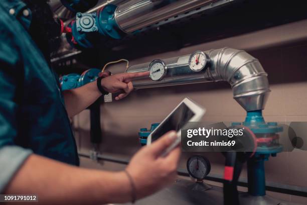 briefpapier ingenieur bei der arbeit - wasserpumpe stock-fotos und bilder