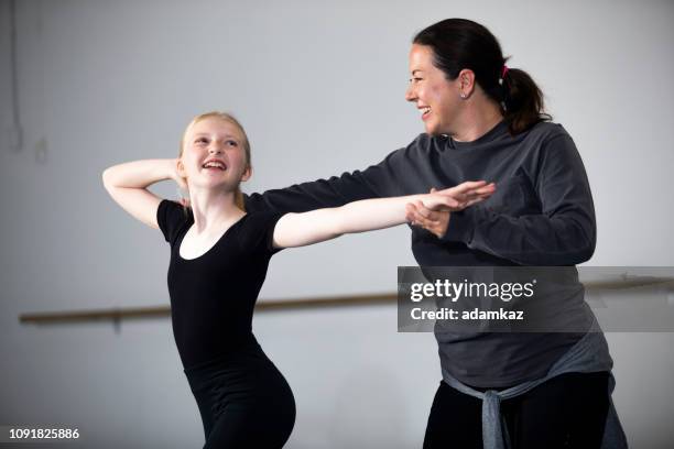 diverse jonge meisjes oefenen musical theatre dance in studio - dancers exercising teacher stockfoto's en -beelden