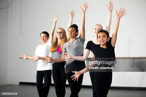 diversi giovani studenti che praticano la danza del teatro musicale in studio - musical theater foto e immagini stock