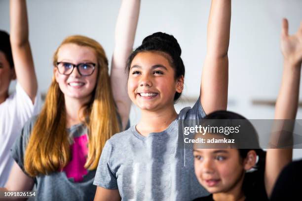 diversi giovani studenti che praticano la danza del teatro musicale in studio - musical theater foto e immagini stock