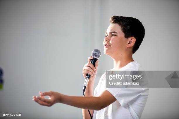 teenager im studio singen - boy singing stock-fotos und bilder