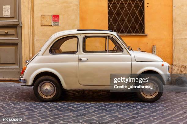 vista di una fiat 500 cinquecento beige parcheggiata in una strada nel centro di roma di giorno - fiat 500 foto e immagini stock