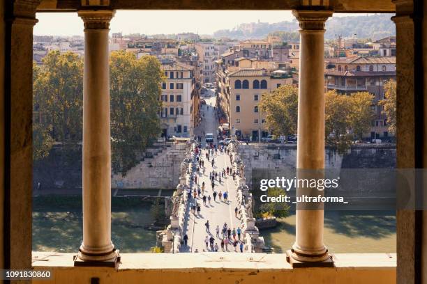 bekijken van ponte umberto i over de rivier de tiber van castel sant'angelo in rome dag - sant angelo stockfoto's en -beelden