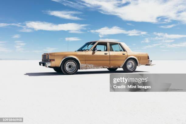 old pontiac parked on salt flats - être à l'arrêt photos et images de collection