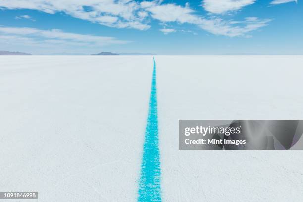 painted blue line on salt flats, marking race course - bonneville salt flats stockfoto's en -beelden