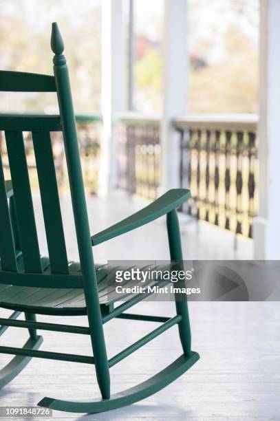 view of a rocking chair on a porch in southern louisiana, usa - cadeira de balanço - fotografias e filmes do acervo
