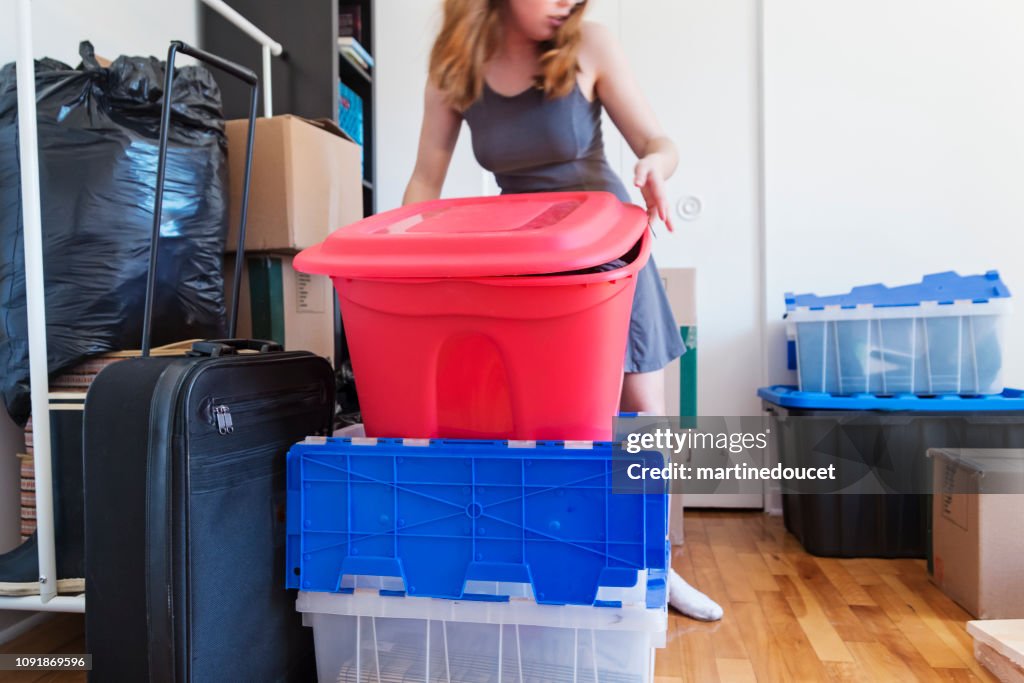 Duizendjarige jonge vrouw verhuizen in nieuw appartement.