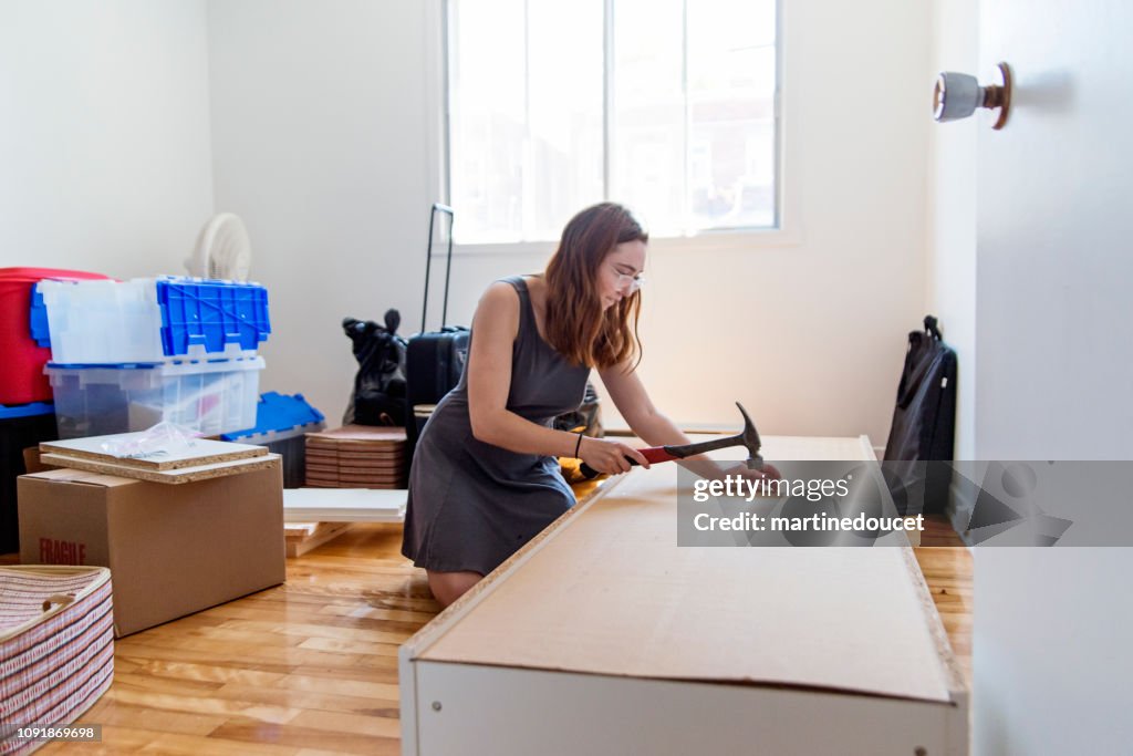 Duizendjarige jonge vrouw verhuizen in nieuw appartement.