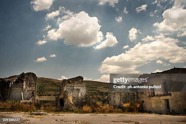 ghost town - geisterstadt stock-fotos und bilder