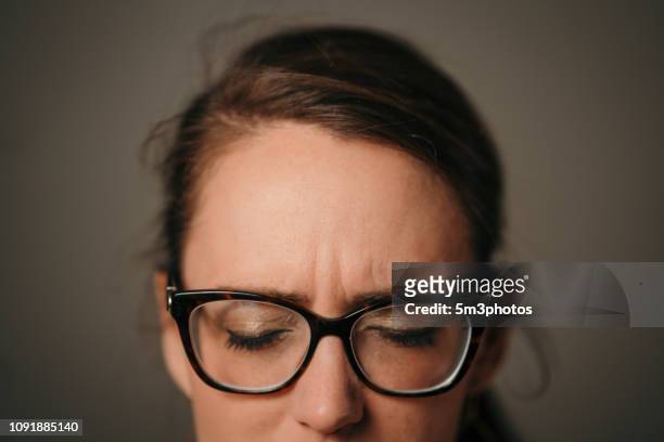 woman with headache pain - forehead - fotografias e filmes do acervo