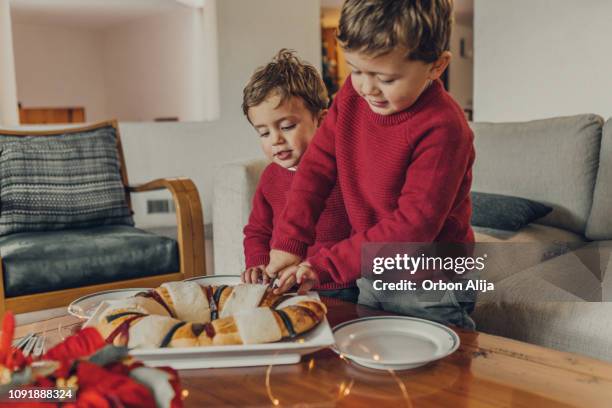 gezin dat rosca de reyes - roscon de reyes stockfoto's en -beelden