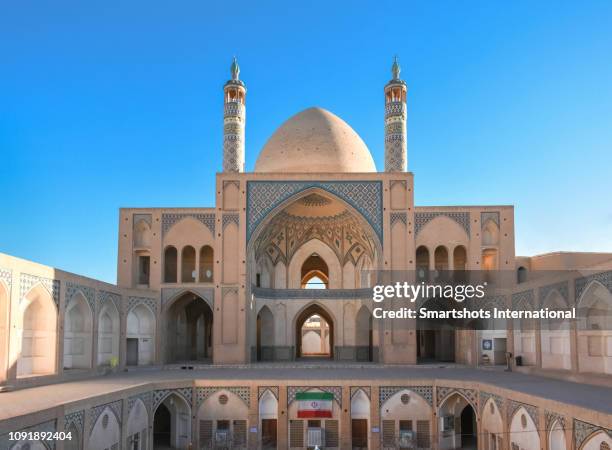 facade of "masjed-e agha bozorg" mosque ("agha bozorg mosque") under the last evening sunbeams in kashan, iran - cultura iraniana cultura do oriente médio - fotografias e filmes do acervo