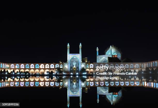 gorgeous reflection of "masjed-e shah" mosque ("shah mosque") on "naqsh-e jahan square" fountain in isfahan, iran - mesquita emam - fotografias e filmes do acervo