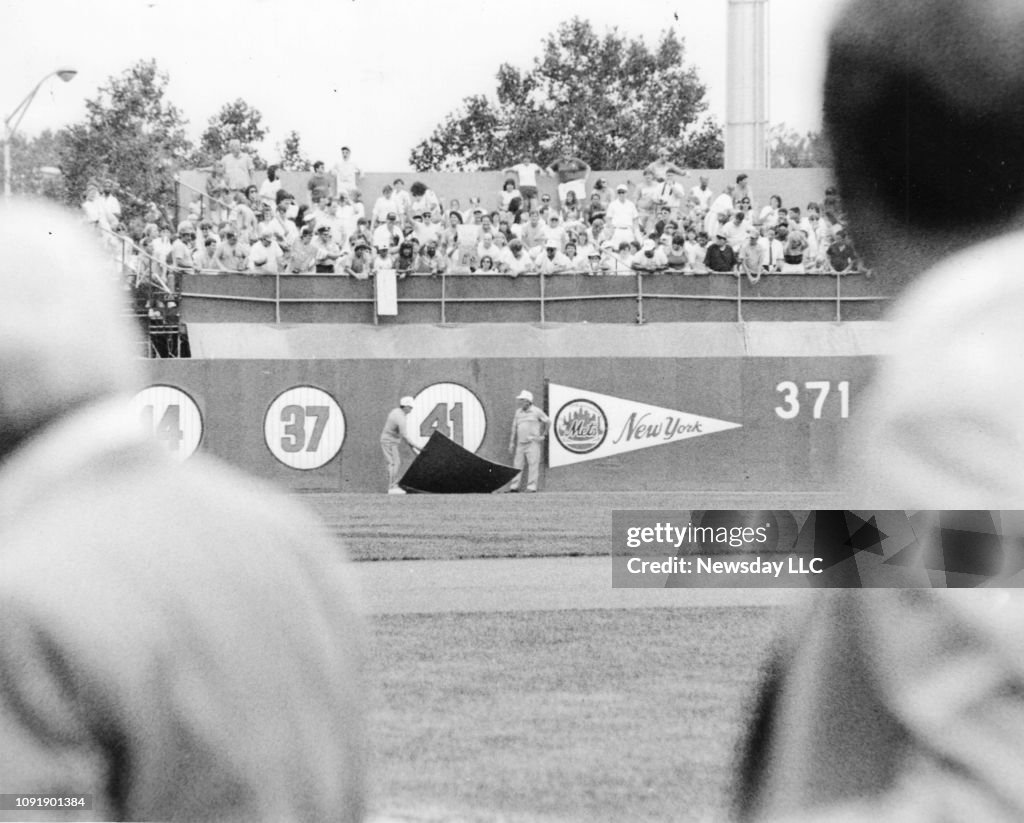 Former Mets pitcher Tom Seaver watches as his number is unveiled on ...