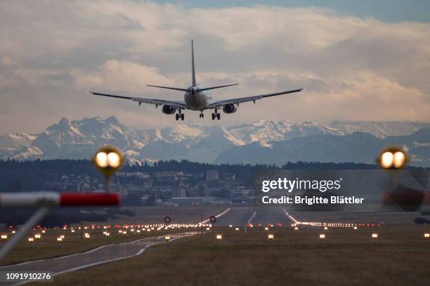 airplane in zürich - zurich foto e immagini stock