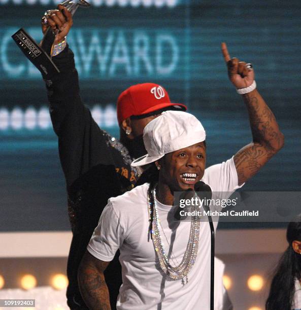 Birdman and Lil Wayne accept the Viewers' Choice award for "Stuntin' Like My Daddy"