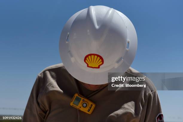 Employee Shell Hat 14,656 Shell World Stock Photos, High-Res Pictures, and Images - Getty ...