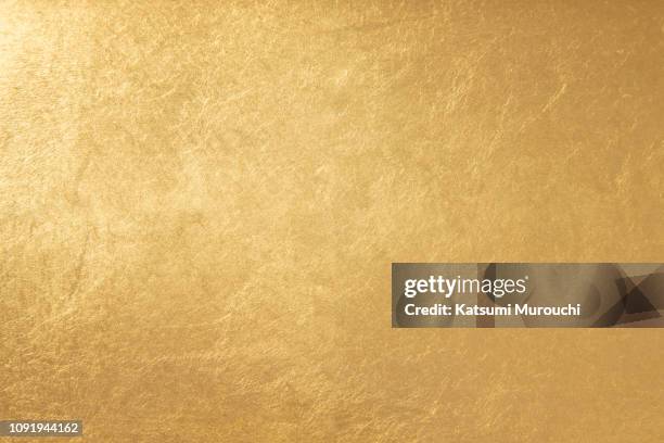 gold foil texture background - latón fotografías e imágenes de stock