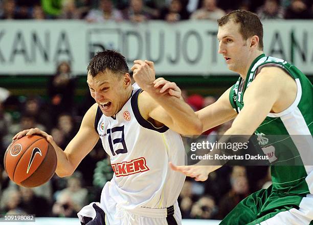 Sarunas Jasikevicius, #13 of Fenerbahce Ulker Istanbul competes with Trent Plaisted, #44 of Zalgiris Kaunas in action during the 2010-2011 Turkish...