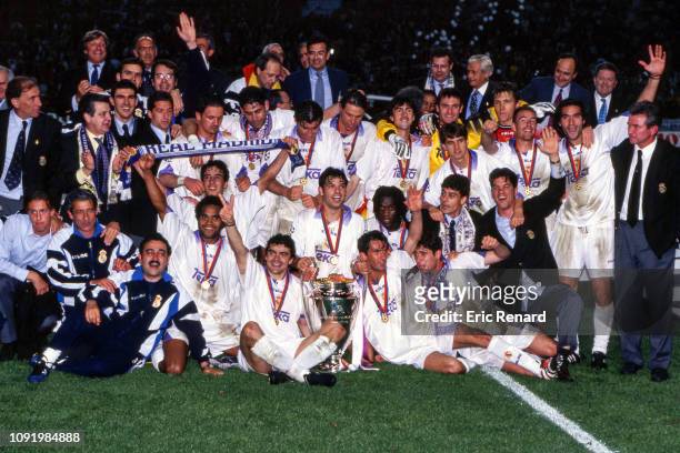Players of Real Madrid celebrate the victory during the Champions League match between Juventus Turin and Real Madrid on May 20, 1998 in Amsterdam,...