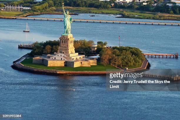 the statue of liberty - insel liberty island stock-fotos und bilder