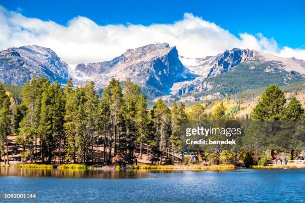 sprague lake hallett peak und tyndall gletscher in rocky mountain nationalpark colorado usa - v colorado stock-fotos und bilder