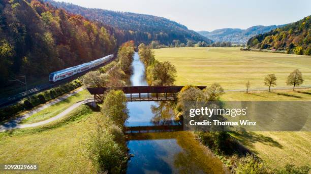 train and covered bridge from above - ponte coberta ponte - fotografias e filmes do acervo