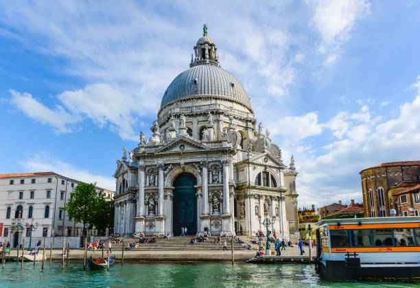tourist come to see landmark of san marco church near piazza san marco venice venezia italy - basilique san marco photos et images de collection