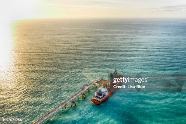 vista aerea della petroliera chimica in attesa di carico - marina porto marittimo foto e immagini stock