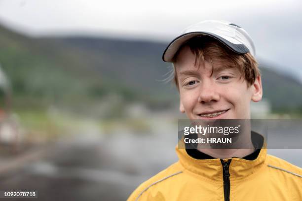 close-up portret van lachende tiener in glb - kindertijd stockfoto's en -beelden