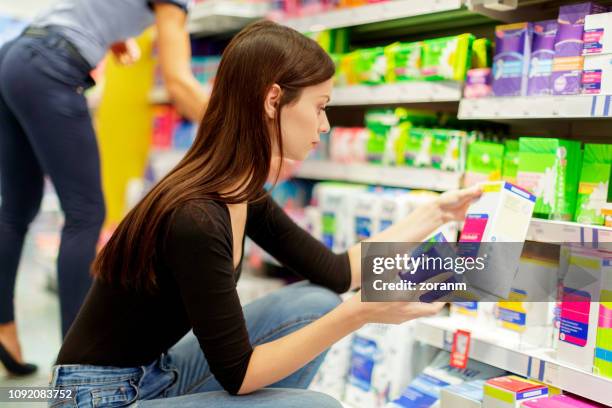 kunden wählen sanitär slipeinlagen - tampon menstruation stock-fotos und bilder