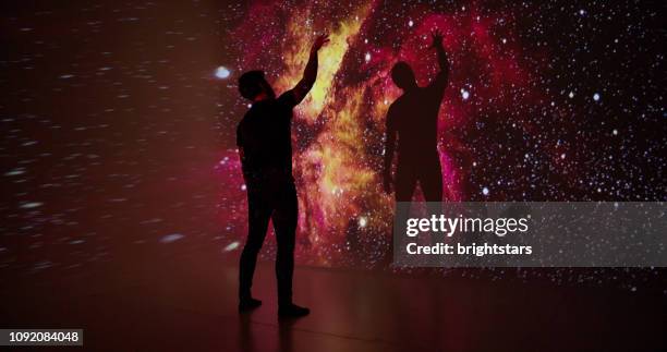 ruimte projectie op een jonge man - projectieapparatuur stockfoto's en -beelden