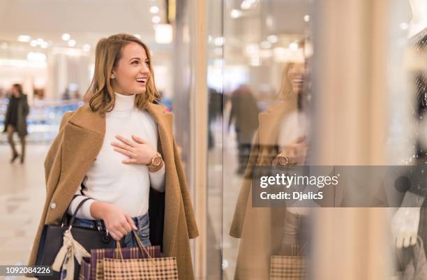 foto der glückliche junge frau auf einer shopping verfolgung. - girl after shopping stock-fotos und bilder