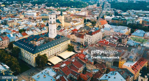 vista aérea de la vieja ciudad de lviv, ucrania - lviv lemberg lwiw fotografías e imágenes de stock