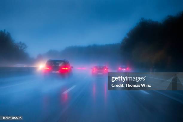 driving in heavy rain on the freeway - sintflutartiger regen stock-fotos und bilder