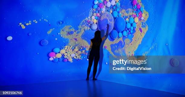 multicolor achtergrond projectie op een danseres - projection mapping stockfoto's en -beelden