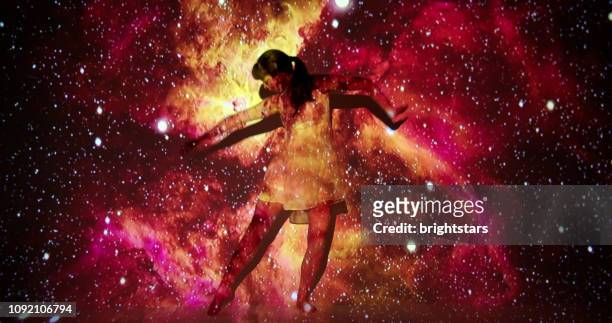 proyección de la nebulosa con una bailarina - espacio y astronomía fotografías e imágenes de stock