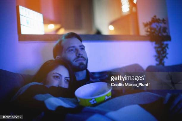 cinéma à domicile ce soir - couple watching tv photos et images de collection