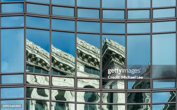 distorted reflection on new york building facade - déformé photos et images de collection