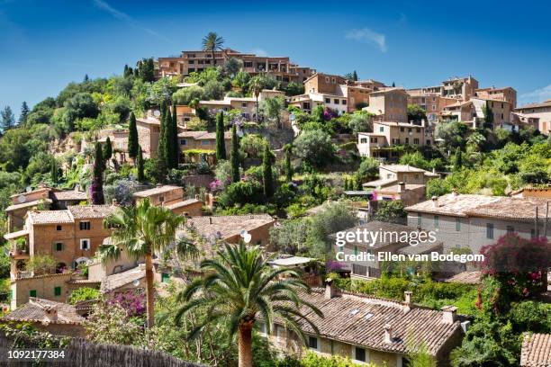 panoramic view over deià, a popular tourist destination in the serra de tramuntana mountain range in mallorca - majorque photos et images de collection