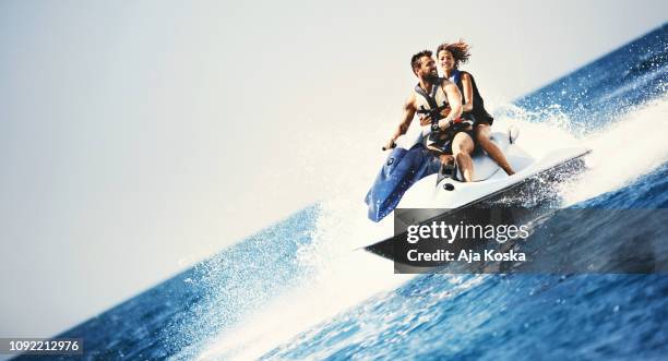 adrenalin-junkies. - jet boat stock-fotos und bilder