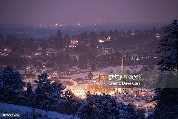 winter view over the town of dorking - surrey photos et images de collection
