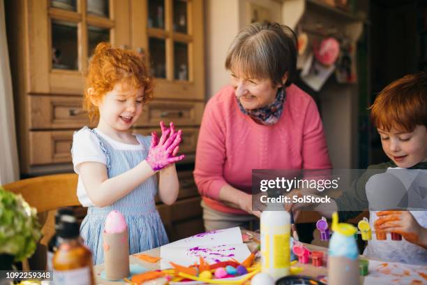 finger målning med mormor - fingermålning bildbanksfoton och bilder