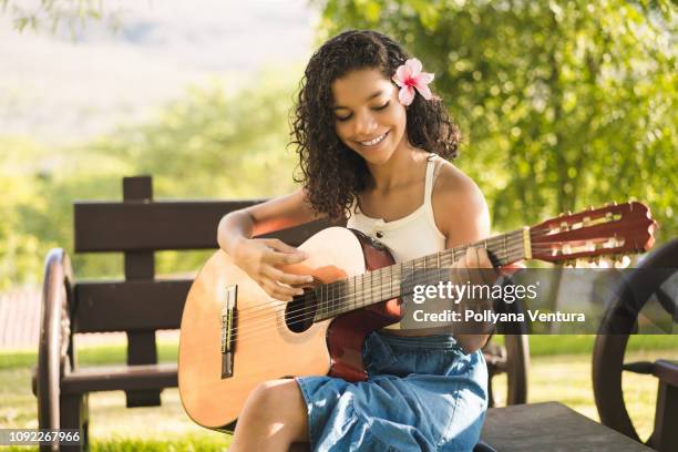 tocar guitarra menina - violão acústico - fotografias e filmes do acervo