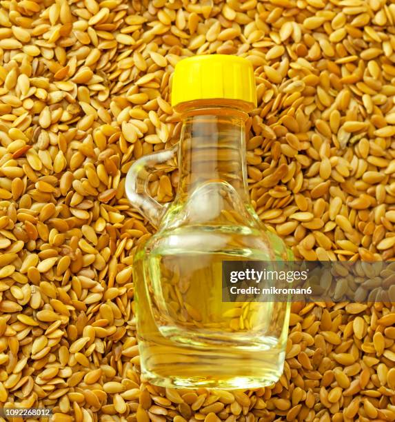 flax seed oil and golden flax seeds, close-up - semilla-de-lino fotografías e imágenes de stock