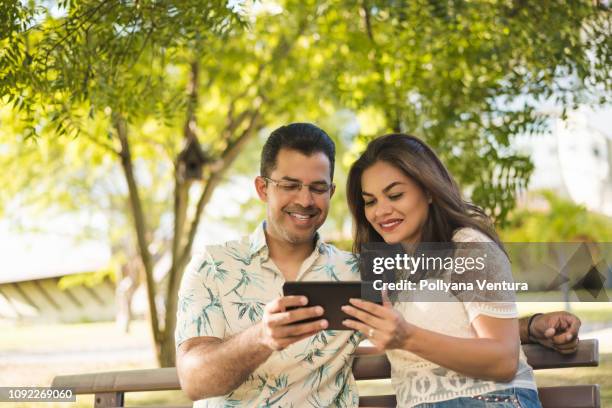 outdoor-dating - tablet paar sommer stock-fotos und bilder