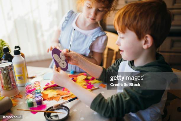 pasen kunsten en ambachten - handmade stockfoto's en -beelden