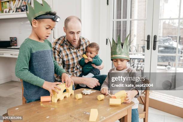 vaterschaftsurlaub - vaterschaft stock-fotos und bilder